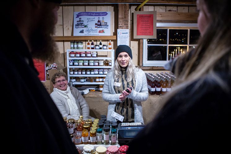 Ett hundratal utställare är samlade på julmarknaden