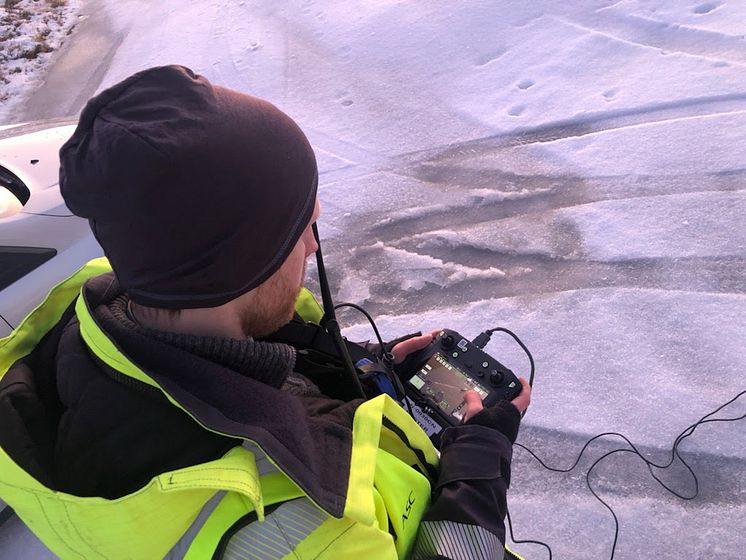 Droneoperatør med dronefjernkontroll