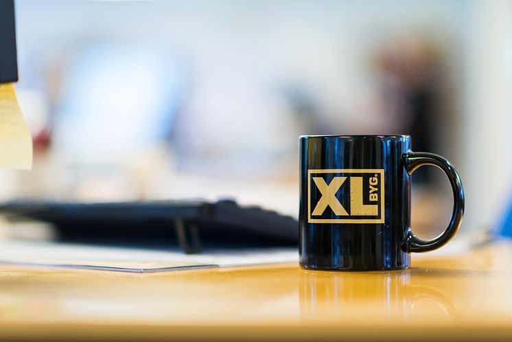 XL-BYG kop på skrivebord