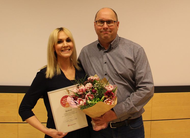 Jeanette Thörnkrantz Madsen, analyschef, och Jerrie Kristiansson, marknadschef, med utmärkelsen "Årets nöjdaste kunder", 2017. 