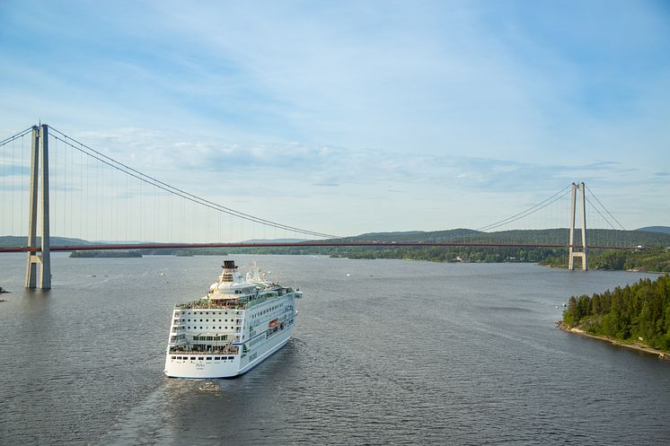 Birka Cruises vid Höga Kustenbron