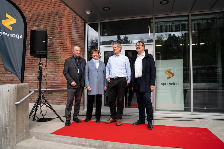 F.v. verkstedsjef Tomm Bråthen, ordfører Marianne Borgen, sporveissjef Cato Hellesjø, Per Magne Mathisen konserndirektør 