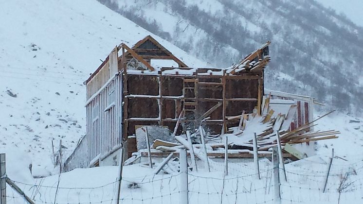 Rampontert låve etter storm