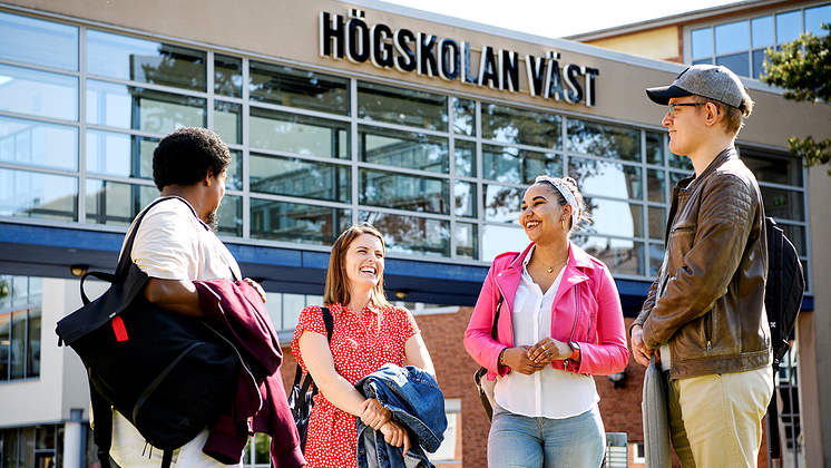 Studenter på Högskolan Väst Campus utomhus 7