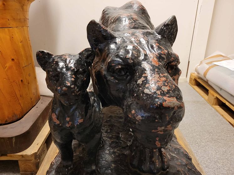 The sculpture Lioness and cubs