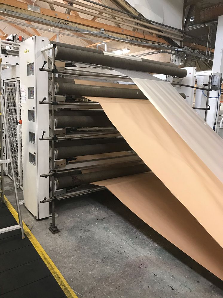 Maskiner der folder papir og plast sammen, der skal anvendes til endeligt produkt