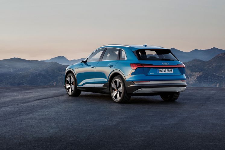 Audi e-tron (Antigua blue) rear, statisk