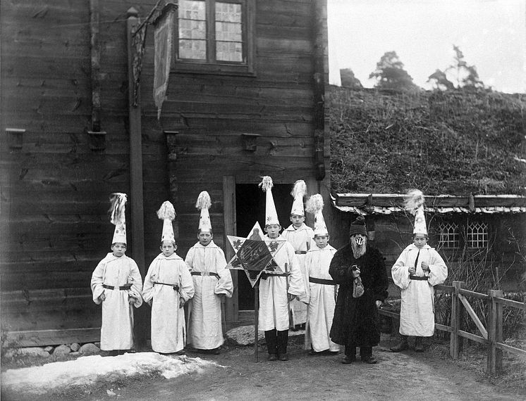 Stjärngossar utanför Blekingestugan på Skansen 1896. Foto F. G. Klemming, Nordiska museets arkiv