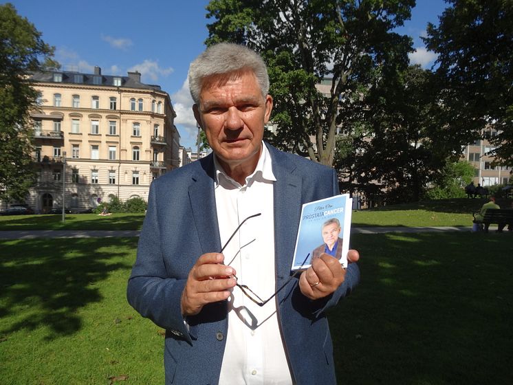 Peter Örn med sin nya bok Prostatacancer - en bok om hopp
