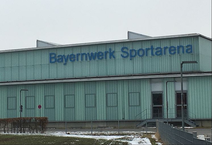 In blauen „Lettern“ ist der neue Name „Bayernwerk-Sportarena“ an der Gebäudefassade angebracht.