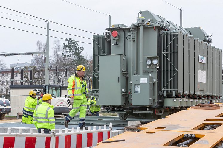 Trafolieferung im Umspannwerk Lilienthalstraße in Regensburg