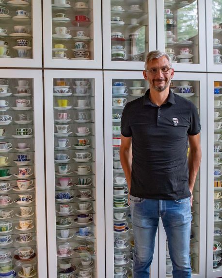 Albin Kristensson med sin samling av 600 koppar och fat.jpg