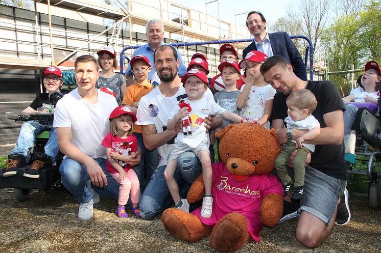 RB-Fußballer kicken im Kinderhospiz Bärenherz mit kleinen Fans um die Wette 