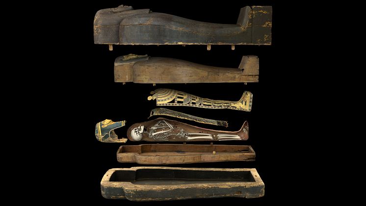 Visualisering av mumien Neswaiu med tillhörande kistor.