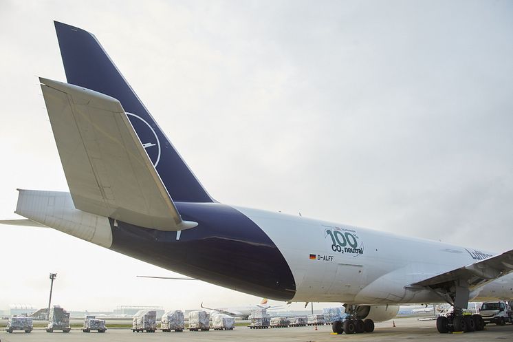 Lufthansa Cargo und DB Schenker starten die ersten CO2-neutralen Frachtflüge