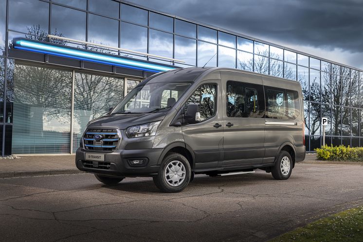 2024Ford_E-Transit-Minibus_1.jpg