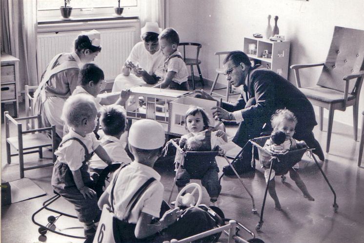 Erik Nilsson bland barn på sjukhus