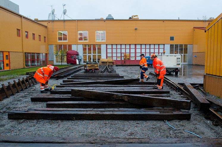 Järnvägsväxel installeras på campusområdet på Luleå tekniska universitet