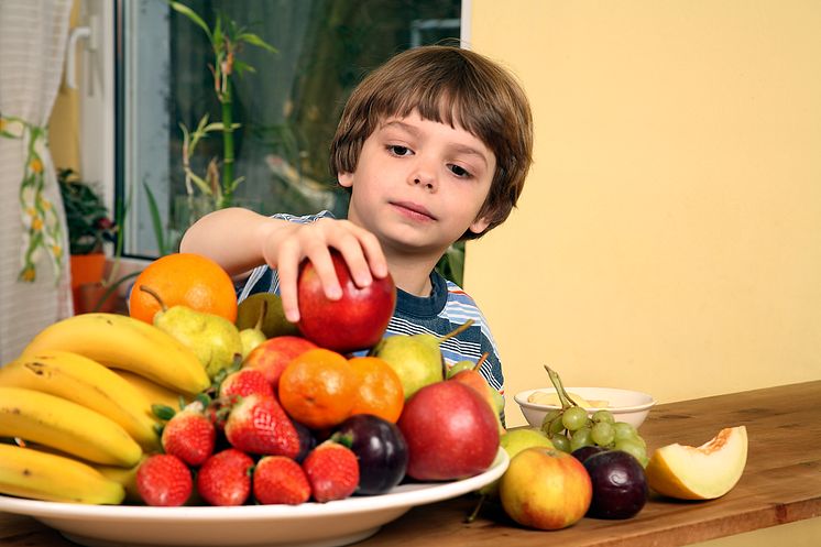 Junge mit Obstteller
