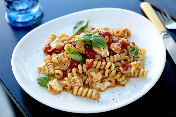 Fusilli Bucati med tomatsås, mozarella och basilika