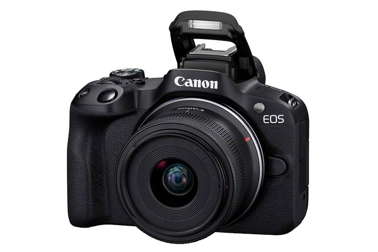 Canon EOS R50_Black_FrontSlantLeft_RF-S18-45mm(BK)_Flash