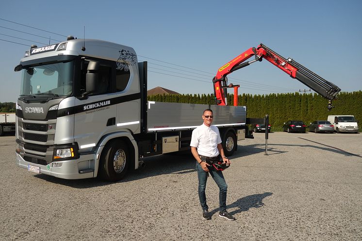 Christoph Schickmair vor seinem neuen Scania R 500