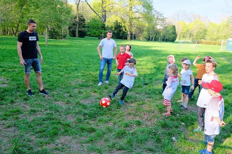 RB-Fußballer kicken im Kinderhospiz Bärenherz mit kleinen Fans um die Wette 