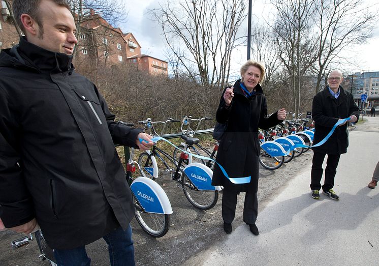 Trafikborgarråd Ulla Hamilton (M) inviger lånecykelstation vid Liljeholmen. Foto: Lennart Johansson, Stockholms stad