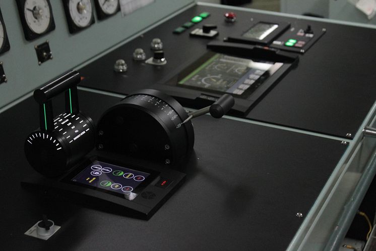 High res image - Kongsberg Maritime - AutoChief 600 console