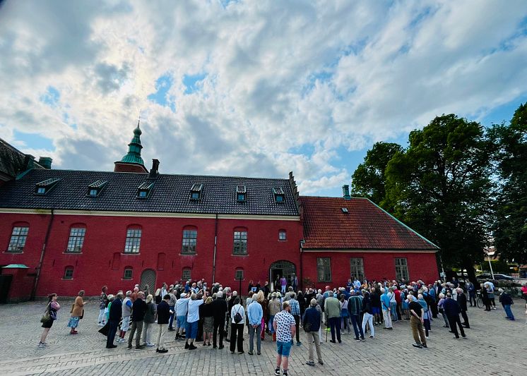 Invigning Kultur på slottet folksamling bakifrån