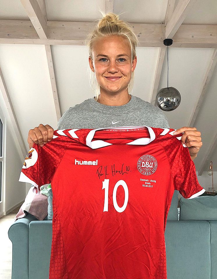 Pernille Harder: Signeret kampbåren trøje.