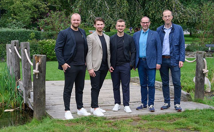 Teamet på Sunsurf Solar tillsammans med investerarna Martin Norling och Fredrik Nyberg