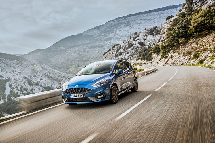 2018FordFiestaST_PerformanceBlue_04