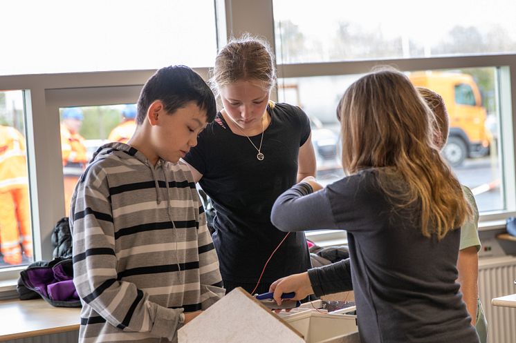 Elever i 6. klasse arbejder koncentreret med elektronikken i deres hus