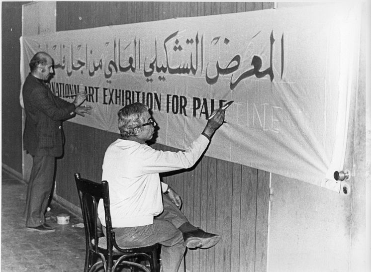 Jamil Shammout och Michel Najjar målar bannern för The International Art Exhibition for Palestine, Beirut, 1978