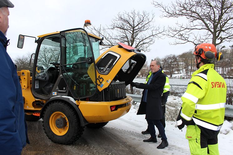 Volvo L25 Electric och trafikborgarrådet Daniel Helldén 