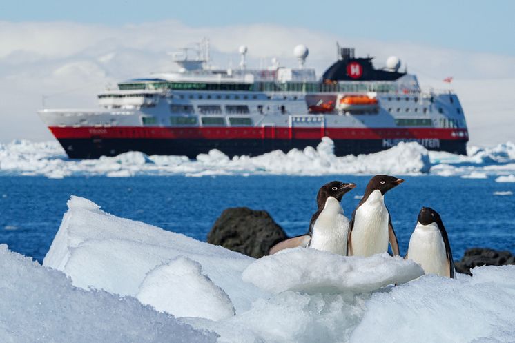 Fram-Brown-Bluff-Antarctica-Photo_Yuri_Matisse_Choufour_Hurtigruten Expeditions