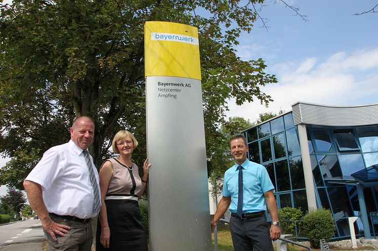 Foto: vl.: Hans Jablonski, Leiter der Netzdienste Oberbayern, Ursula Jekelius, Regionalleiterin Oberbayern, und Matthias Urban, Netzbauleiter am Netzcenter Ampfing, alle Bayernwerk