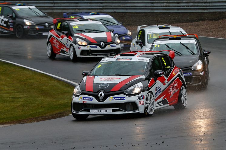 Ilmari Korpivaara tog täten i säsongens första Clio Cup-heat. Här följs han av Joel Jern, Julius Ljungdahl, Aleksi Kalsta, Johan Carlström och Anthon Caldana. 