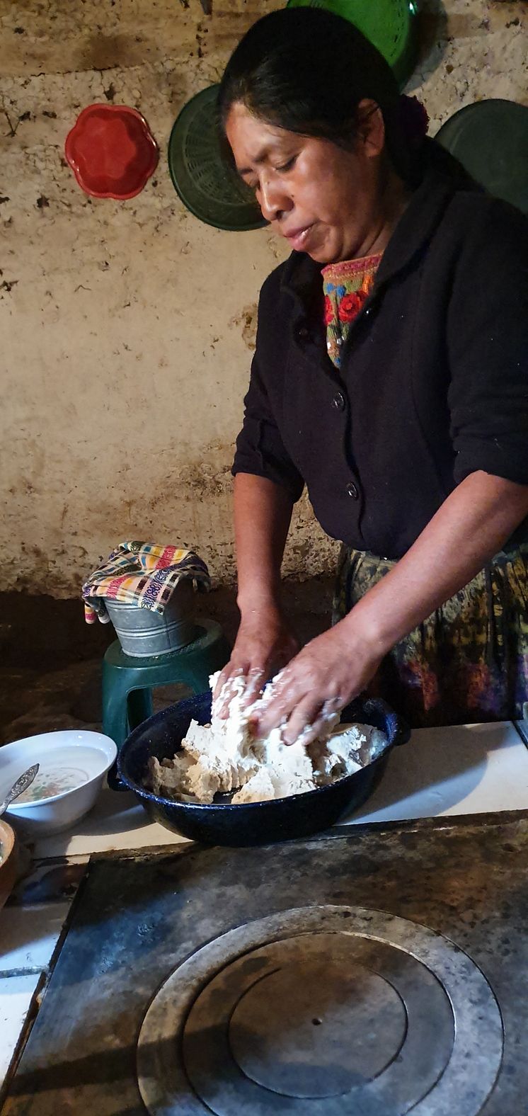 Doña Reyna forbereder frokost.