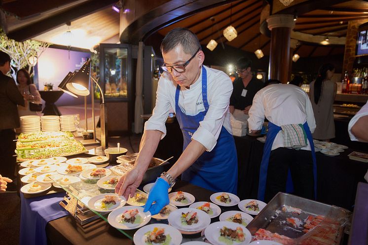 Chef Jimmy kokkelerer under sjømatmiddag i Hanoi