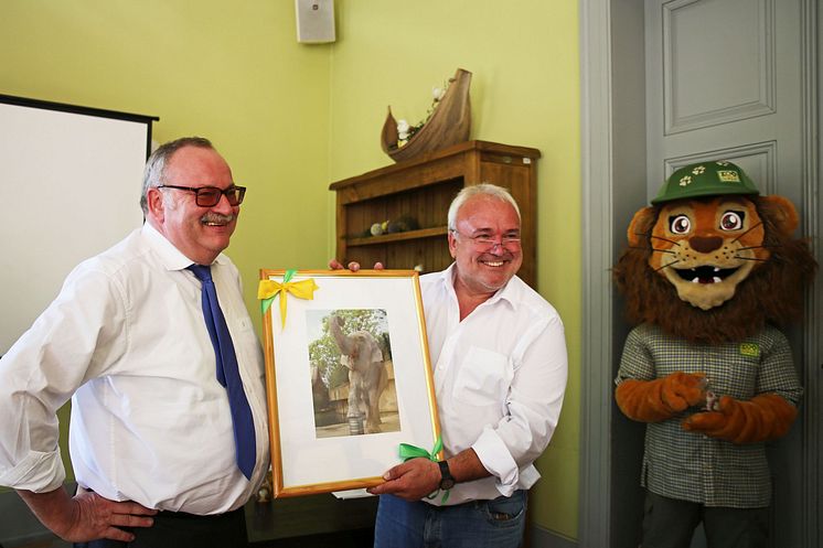 Wolfgang Welter (Krostitzer Brauerei) und Prof. Jörg Junhold (Zoo Leipzig GmbH) freuen sich auf die weitere Zusammenarbeit