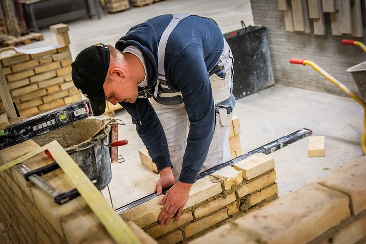 Murer fremviser sit fag til Åbent Hus