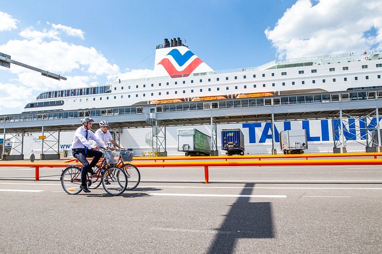 Valdo Kalm und Paavo Nõgene testen den Radweg im Hafen von Tallinn Terminal D. (Fotos: Raul Mee)