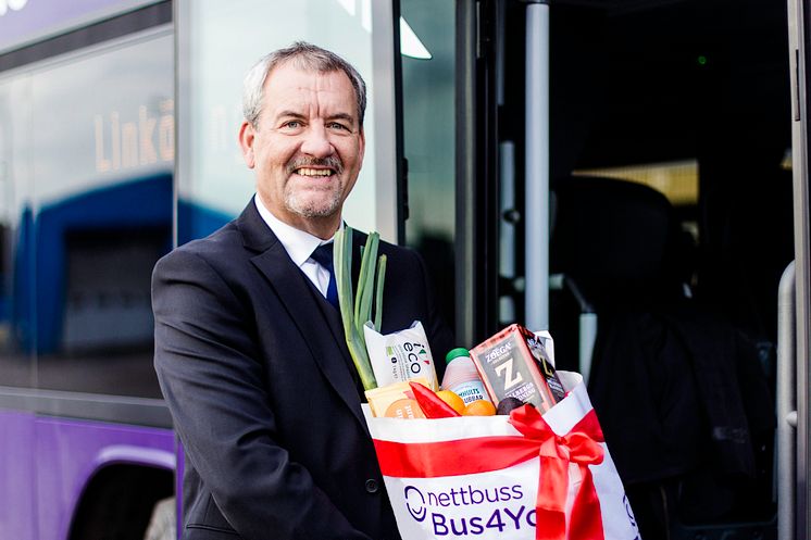 Nettbuss ställer matkassar på borden till jul