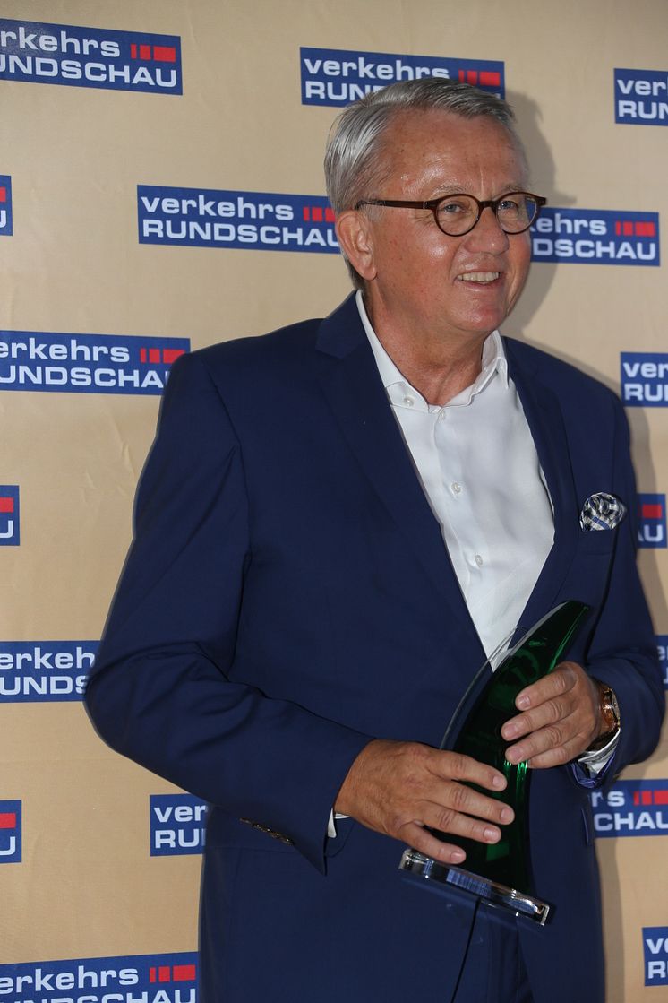 Peter Hornig, Geschäftsführer Scania Deutschland Österreich, mit dem Green Truck 2019 Award für den Scania R 450