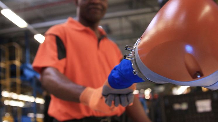 Högupplöst - Människa och robot jobbar hand i hand hos Ford