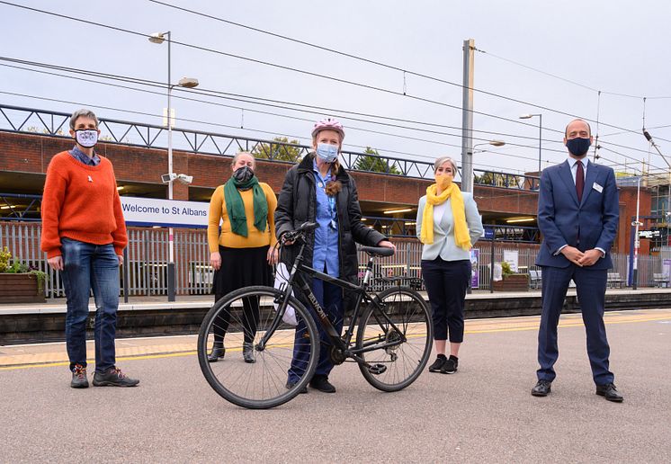 Nurse Jane O'Connor receives her refurbished station bike - 2