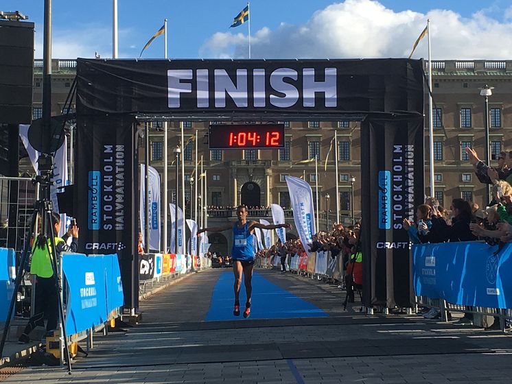 Abraha Adhanom, vinnare av Ramboll Stockholm Halvmarathon