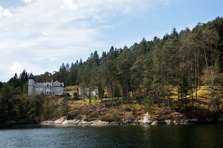 Utsikt mot Ole Bulls villa på Lysøen. Foto: Dag Fosse / KODE